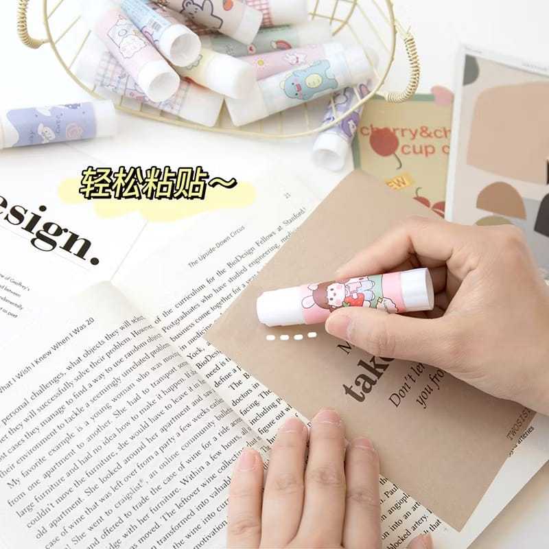 

Glue Stick Lem Stik Putar – Lem Perekat Kertas Padat untuk Sekolah & Kantor