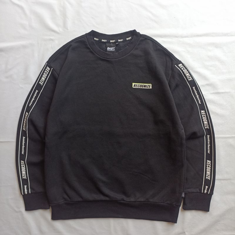 CREWNECK BKBT BLACK SPELL OUT
