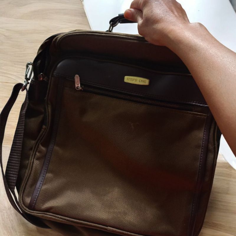 Tas Sling Bag Pria Preloved