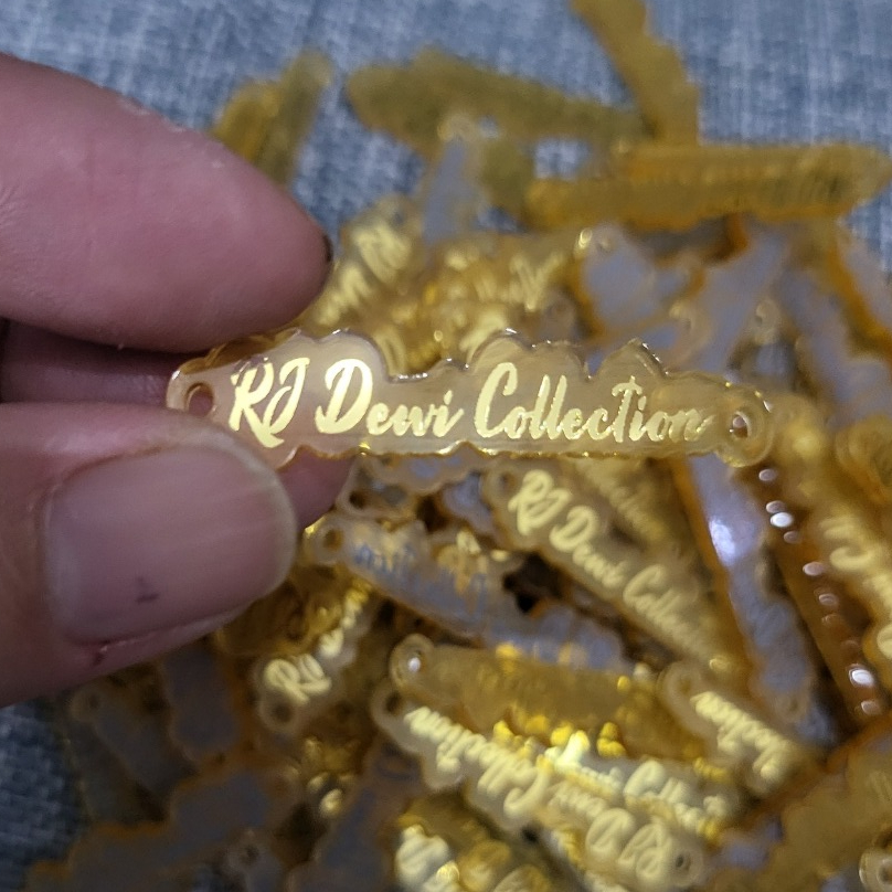 

Label akrilik mirror bentuk nama outline gravir