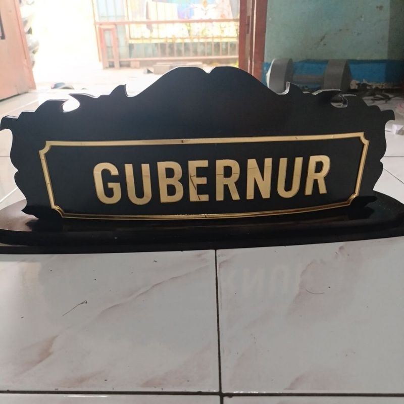 

pelakat nama meja