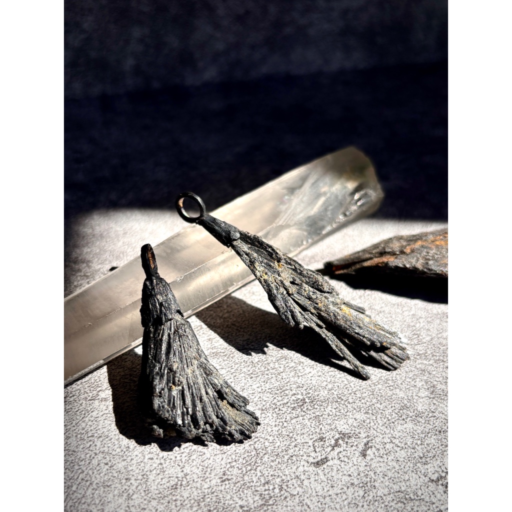 Pendant Batu Black Kyanite/ Pendant rustik Kristal/ Pendant kristal handmade/ Pendant Pria Black Kya
