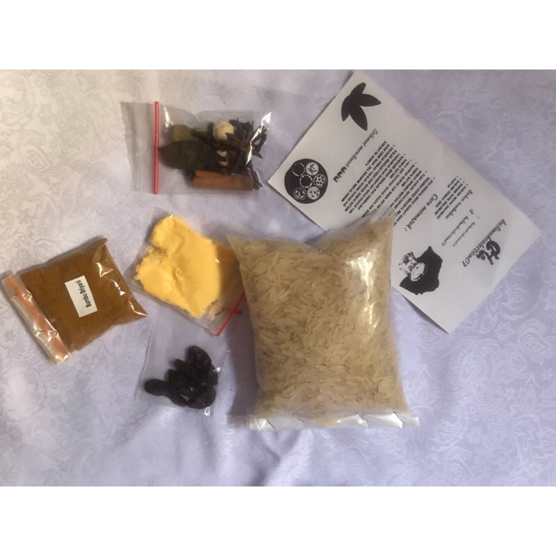 

paket hemat bumbu kebuli dan beras basmati ukuran 200gram lengkap dengan rempah dan mentega bonus juga kismi masakan jadi enak dan gurih