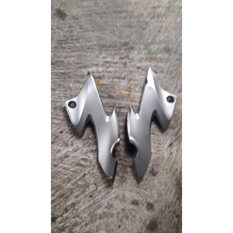 Kupingan cover lampu depan honda CB150R old original