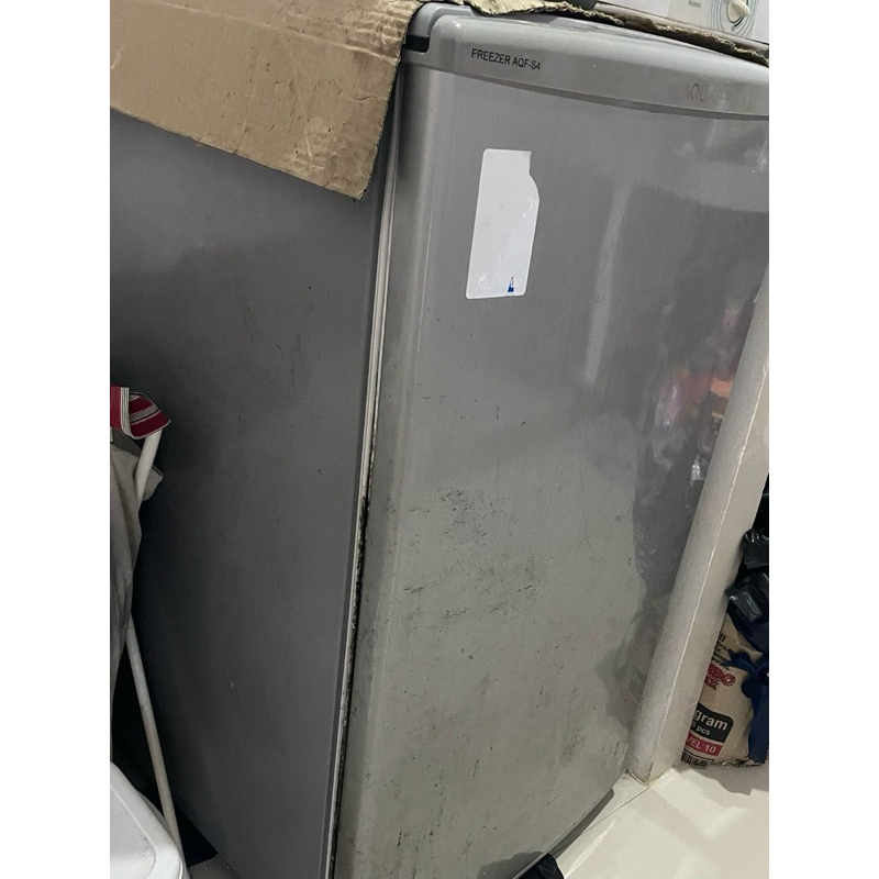 kulkas freezer merk Aqua masih bagus dan normal