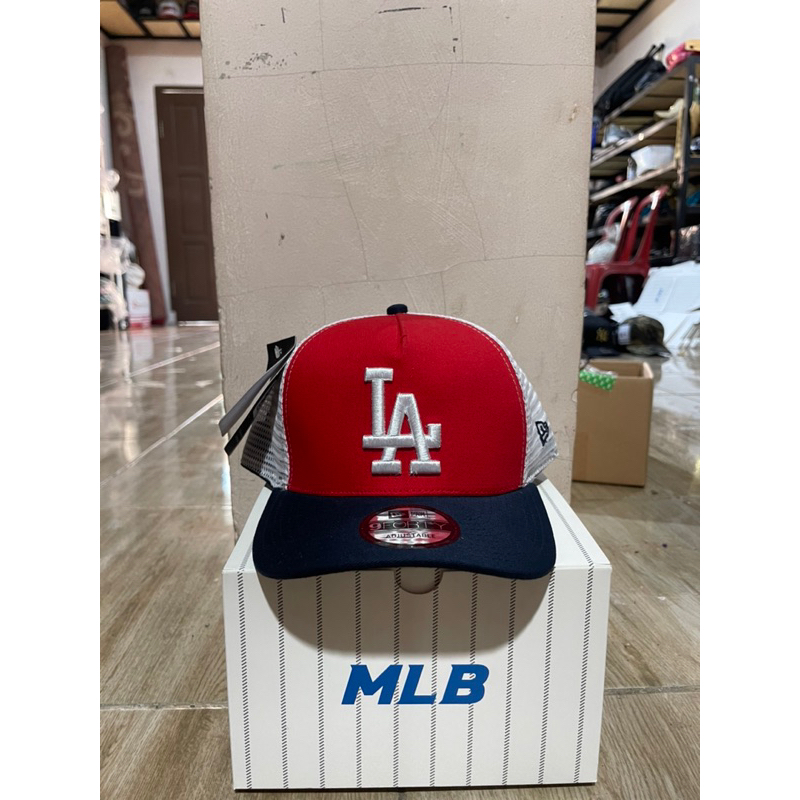 Logo LA Putih Bahan Merah Trucker Putih Visor Navy Topi Premium