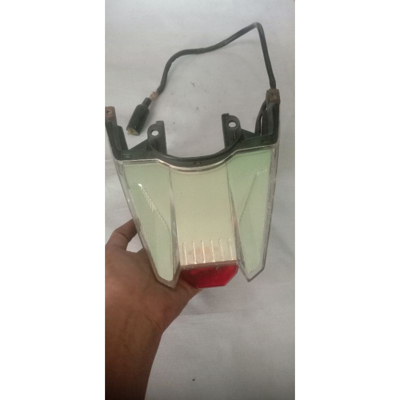 REFLEKTOR BELAKANG  VARIO TEKHNO 110 KARBU (ORIGINAL)