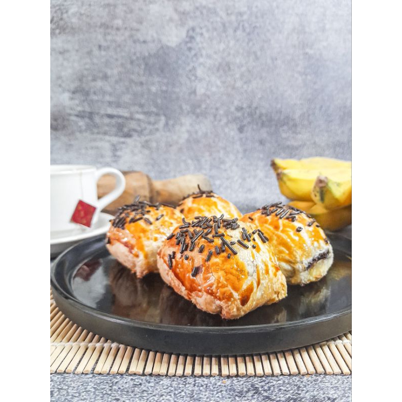 

Bolen Premium Isi Pisang Coklat by NM Cake & Pastry