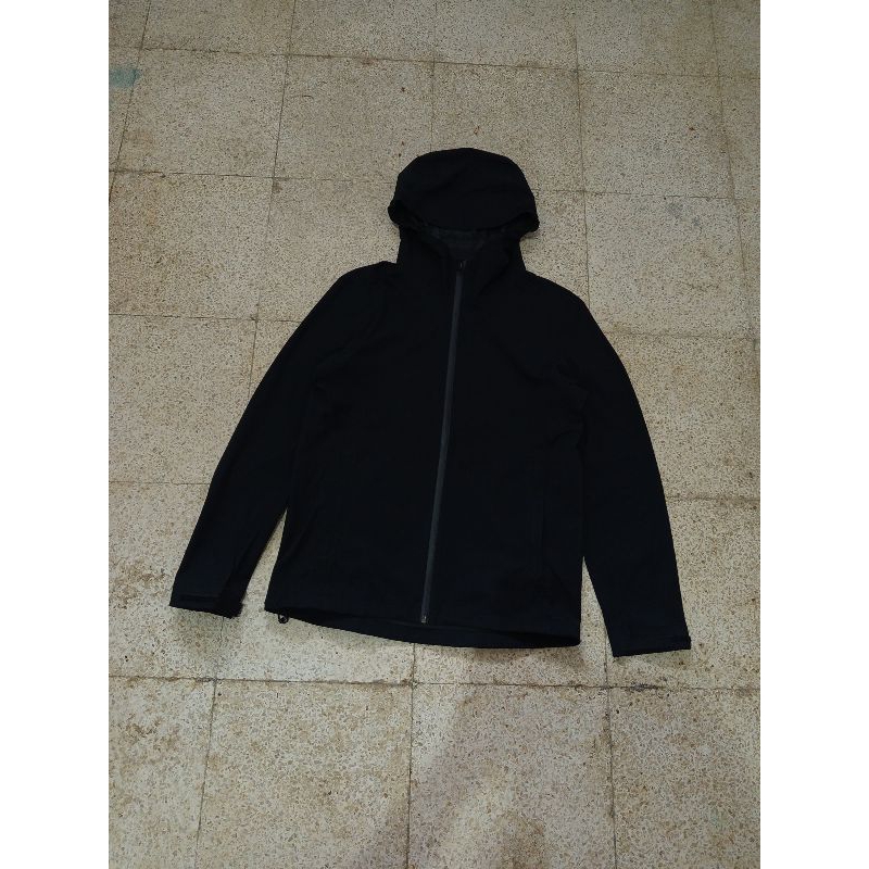 Uniqlo blocktech hitam