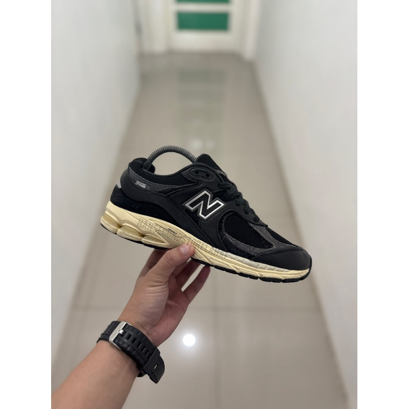 Sepatu second new balance 2002r vintage black size 39,5 original by depatu