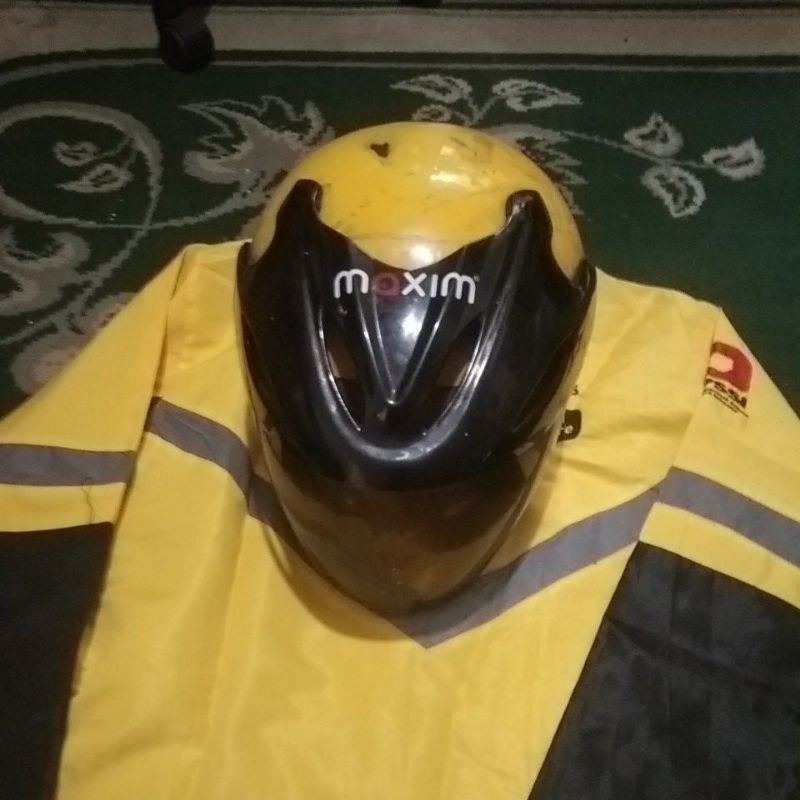 Helm dan Jaket Maxim