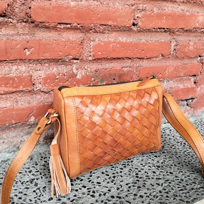 Tas selempang anyam kulit sapi asli jogja