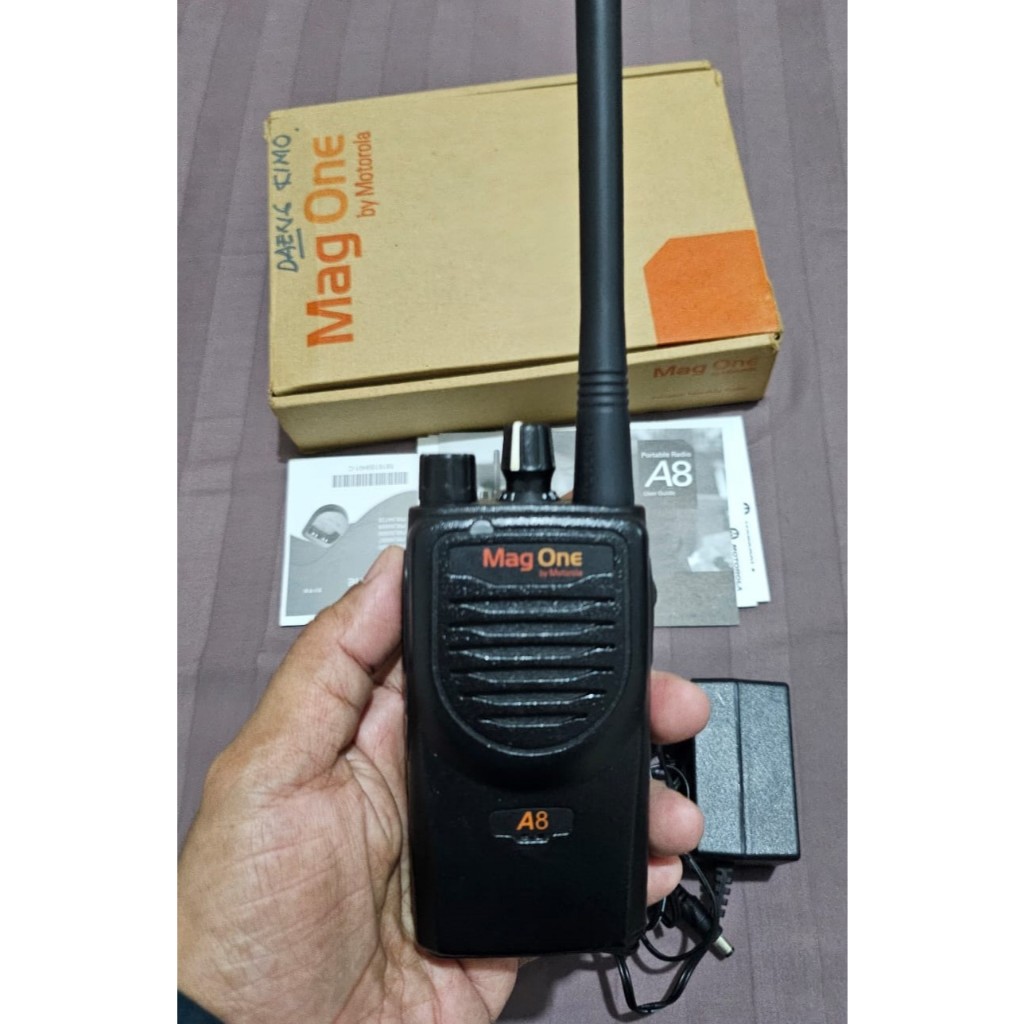 SECOND - HANDY TALKY MOTOROLA MAG ONE A8 UHF HT - TANPA BATERAI