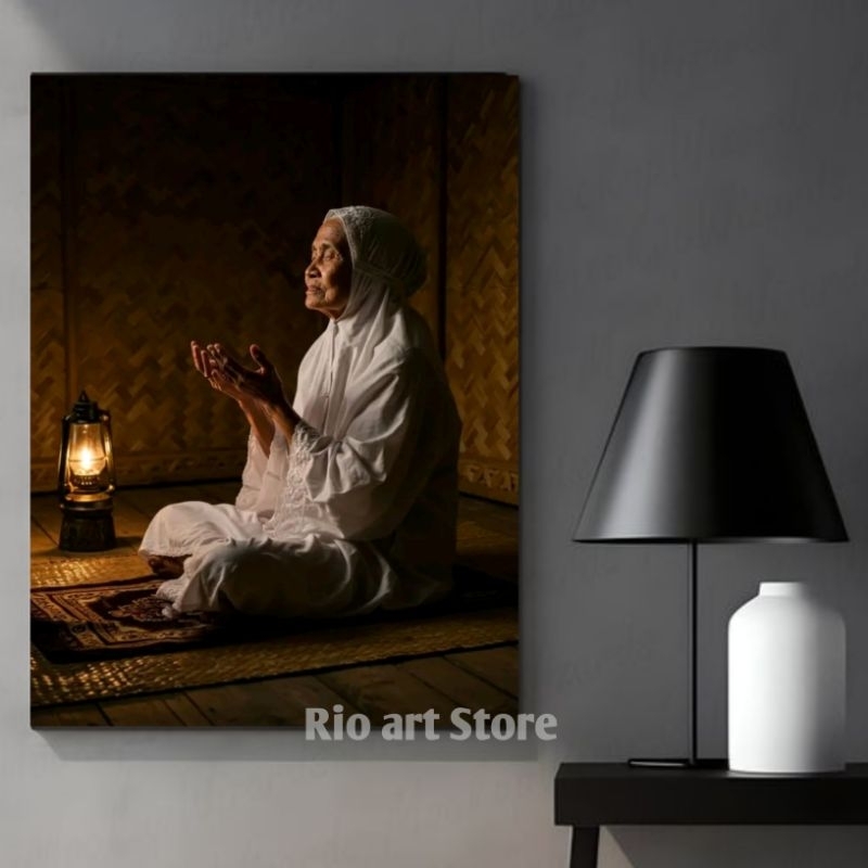 Hiasan dinding poster ibu yang sedang berdoa setelah sholat untuk walldecor atau dekorasi dinding