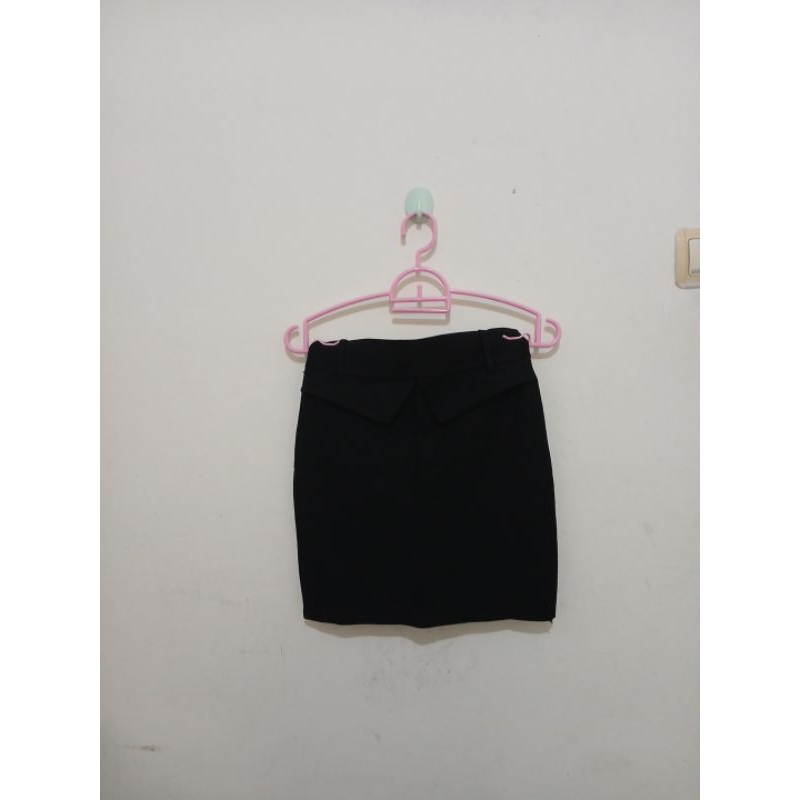 Preloved rok mini hitam polos