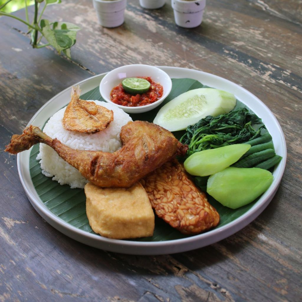 

Nasi Tempong Ayam Goreng Rahayu