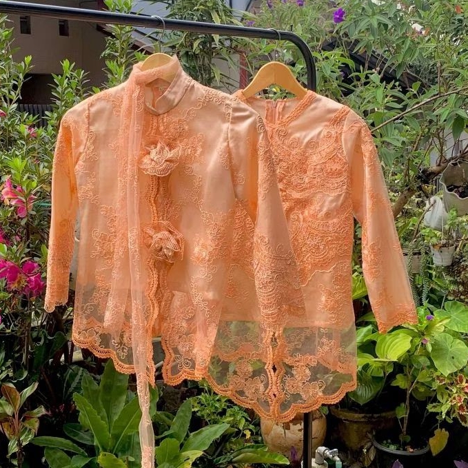 Preloved Kebaya Tile Ibu dan Anak Motif Bunga Peach