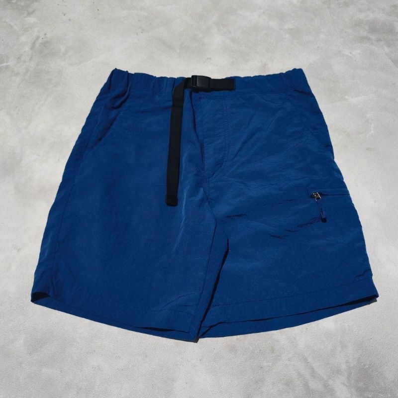 Celana pendek nylon utility pria uniqlo biru