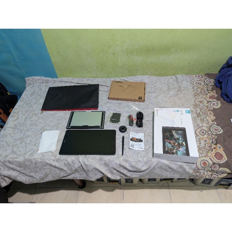 Huion Kamvas 13 Drawing Tablet Hijau Bekas + Stand