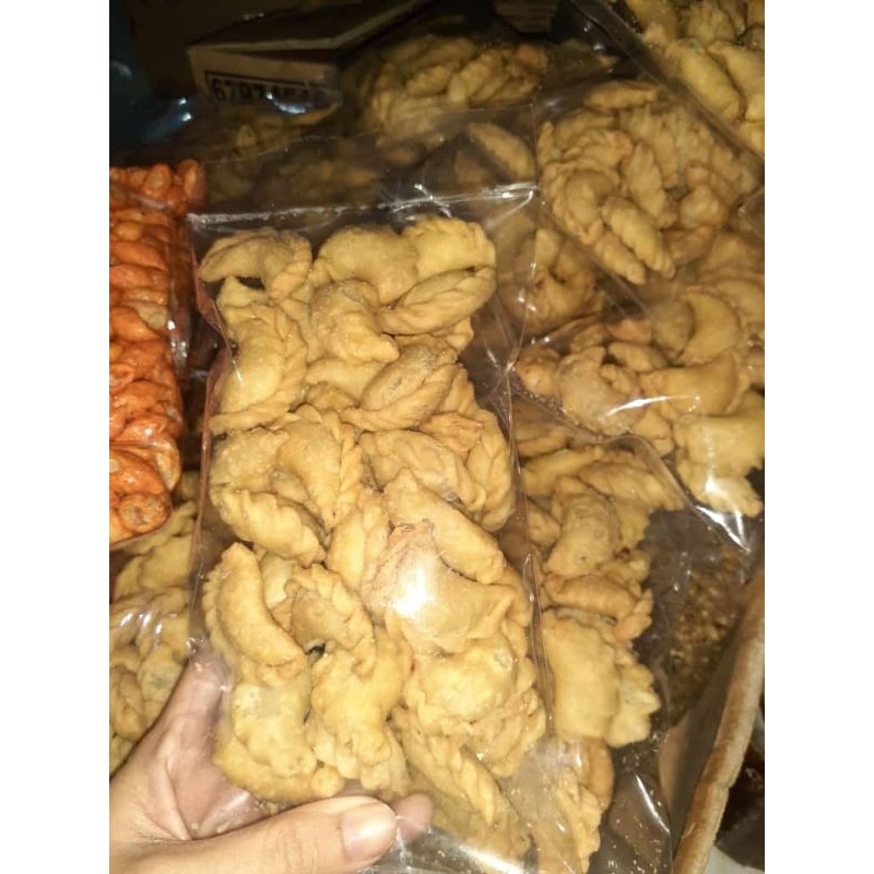 

pastel kering isi abon ayam