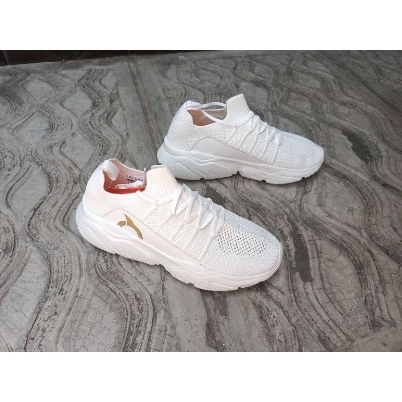 ortuseight sepatu sneakers invaders encore