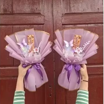 

Kado Anniversary Bouquet Coklat Silverqueen Kawat Bulu dan Kupu-kupu W&N Bouquet Bisa Request Warna