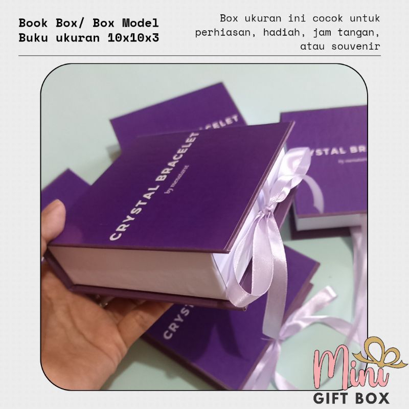 

Box estetik Model Buku dengan tali pita ukuran 10x10x3 cm bisa custom desain, warna, dan logo