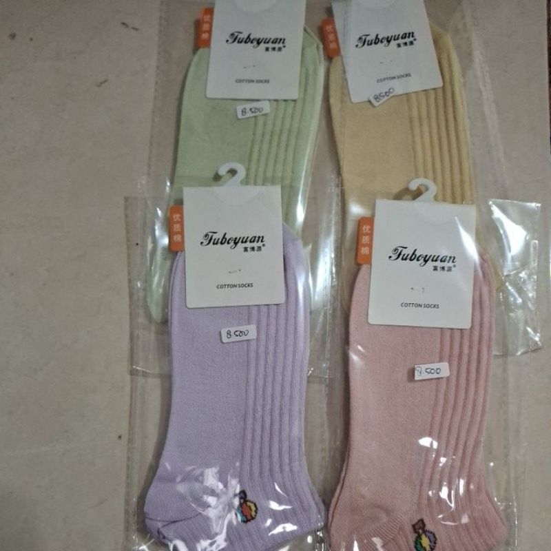 Kaos kaki wanita dewasa pendek