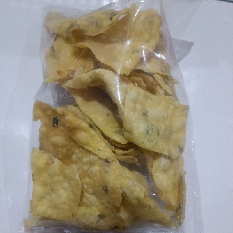 

Kripik Pangsit Bawang Daun SERBA 7000