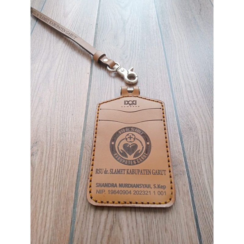 

ID CARD HOLDER KULIT/ NAMETAG KULIT/TALI LAYARD MODEL BURBEL 3 LAPIS MUAT 3 SLOT KARTUr