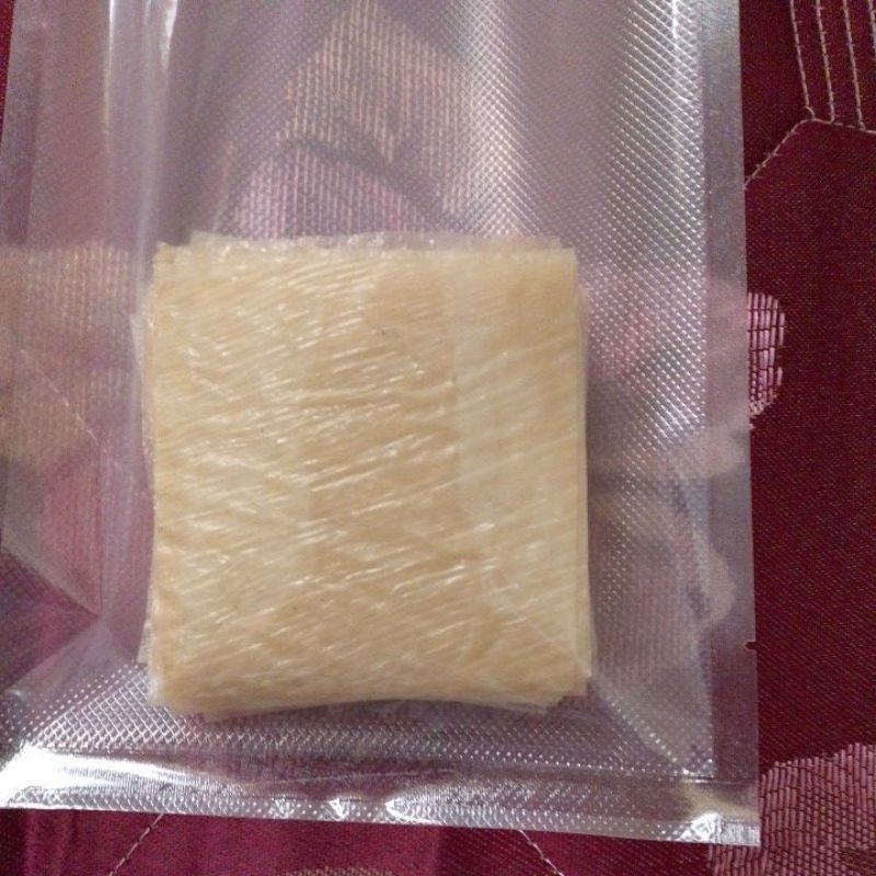 

Kulit Tahu Kering kotak ukuran 8×8 cm isi 50pcs