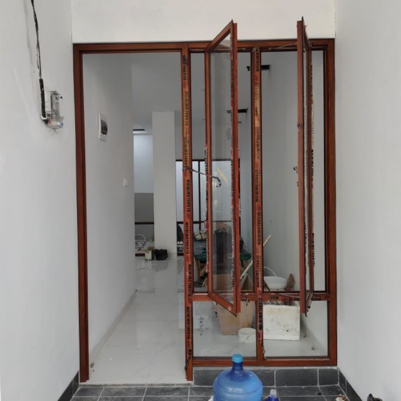 Jendela Aluminium Urat Kayu Dan kusen pintu