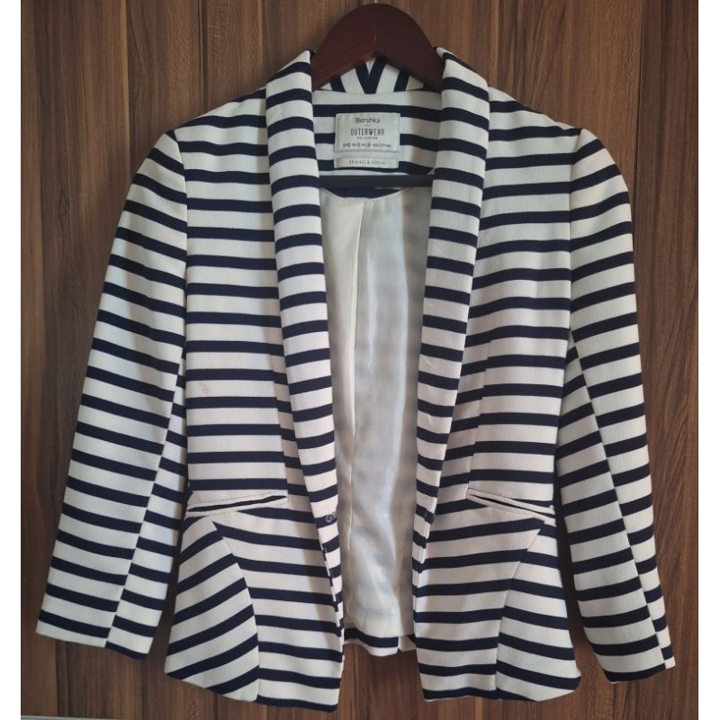 Blazer Wanita Motif Garis – Bershka Outerwear (Preloved)