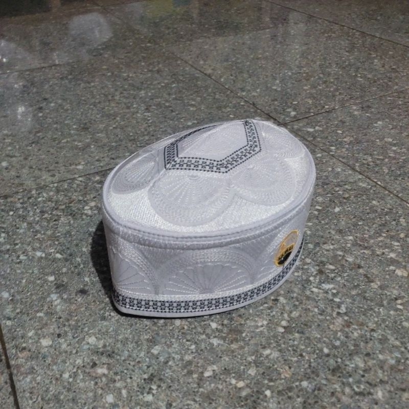 Kopiah Songkok Peci Haji Putih Motif Logo Kabah Bordir Bahan Spon untuk Sholat Pria dan Anak