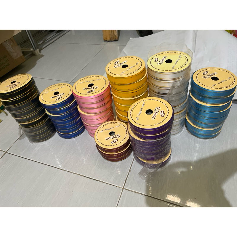 

Pita Kado Lis Emas 2cm Jepang 3/4