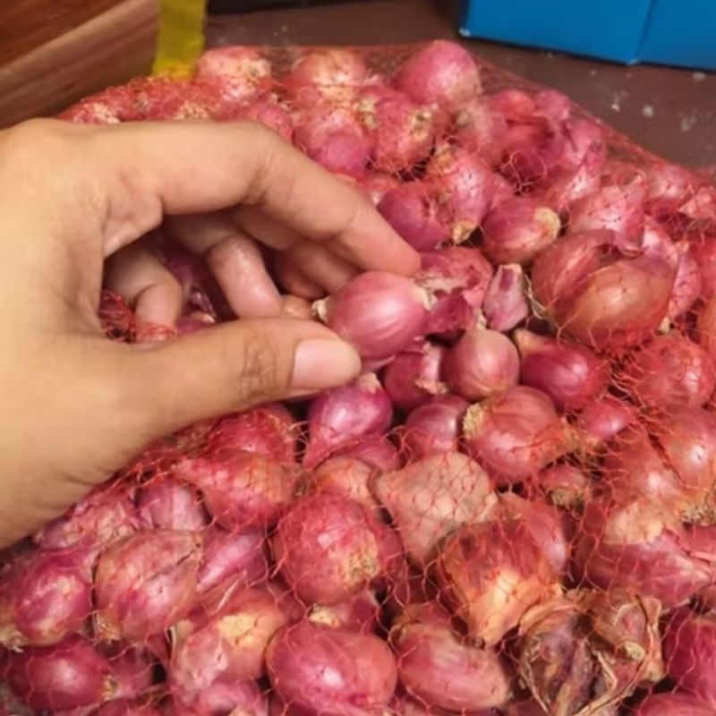

Bawang Merah Lokal Ukuran Sedang 1kg Super Kering Bawang Lokal
