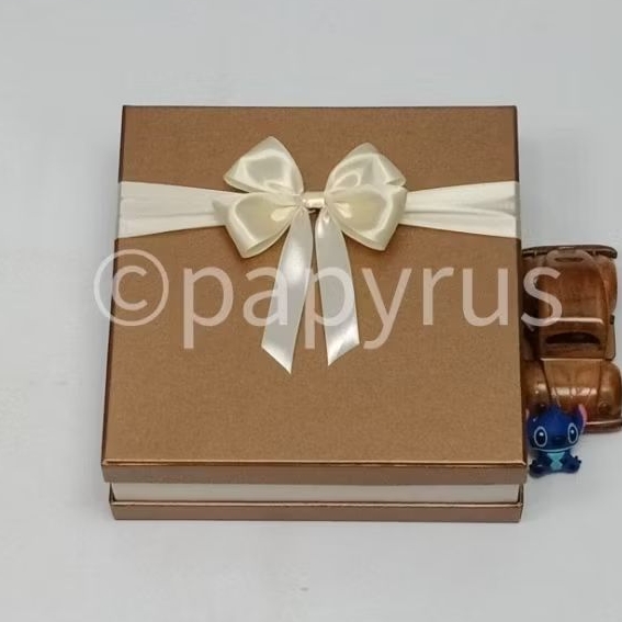 

PAPYRUS Sandwich 25x25 Tinggi 8cm Kotak Kado Gift Box Pita B