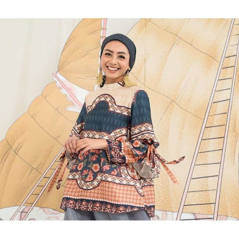 Prelove Wearing Klamby-Sacha Blouse