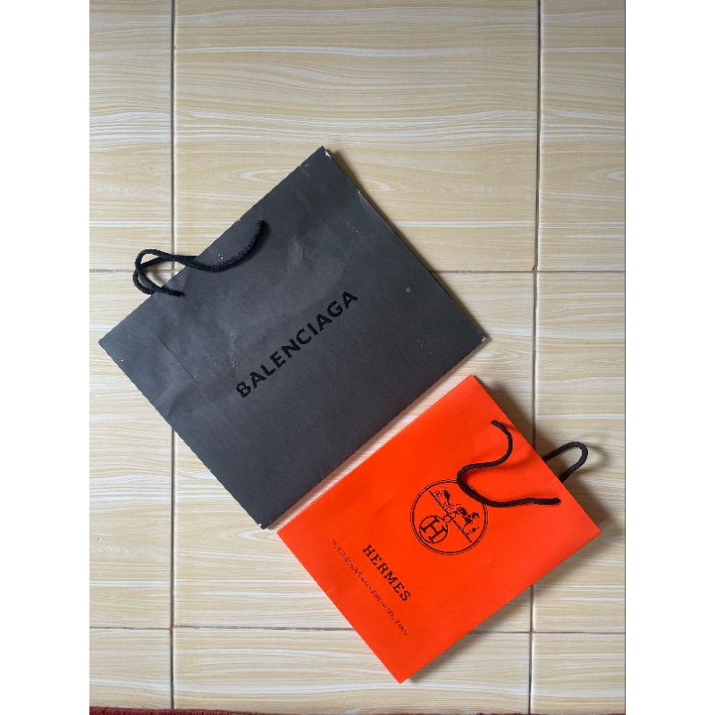 

paperbag pembungkus kado herme balenciag