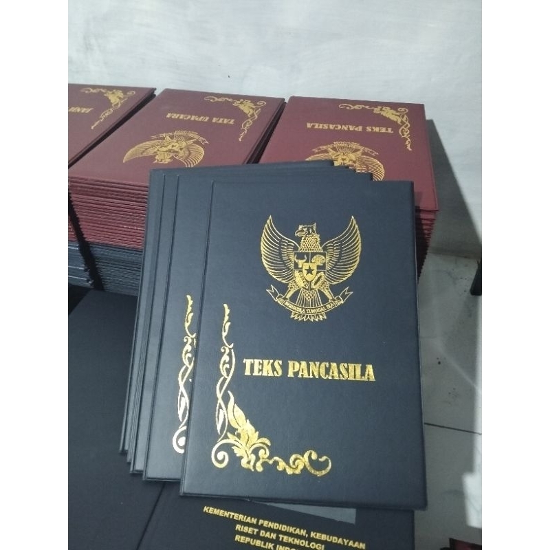 

Map Upacara || Sampul Upacara. 1 Set (Isi 5pcs) Biru Dongker
