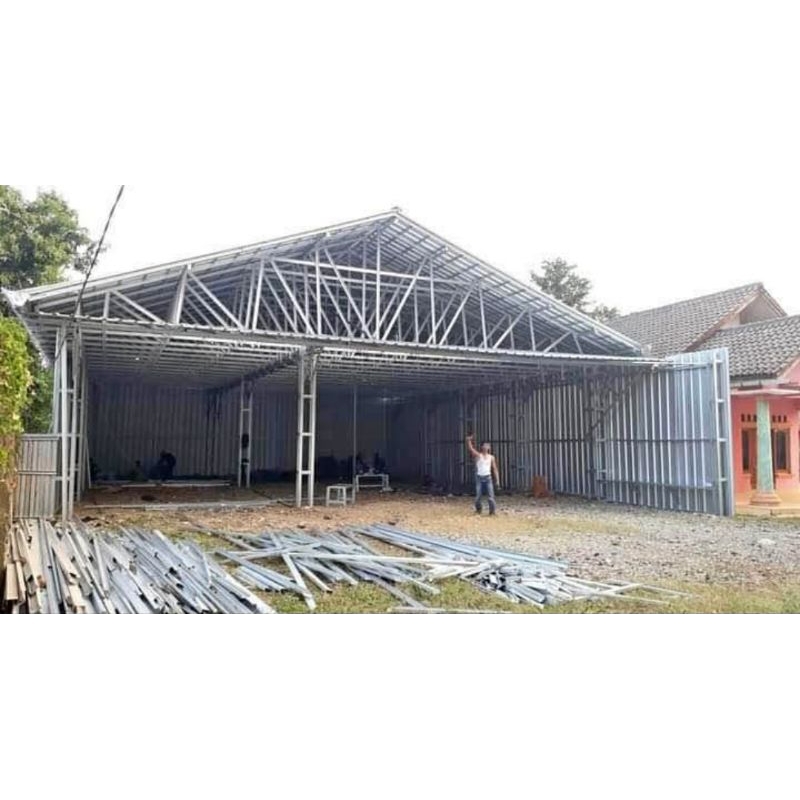 rangka baja ringan dan atap genteng spandek pasir terpasang