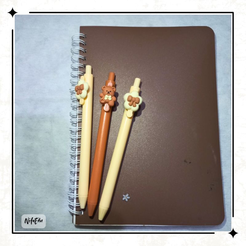 

BULPEN KARAKTER BEAR PITA LUCU MOTIF BERUANG UNIK BULPEN CETEKAN TINTA GEL CAIR