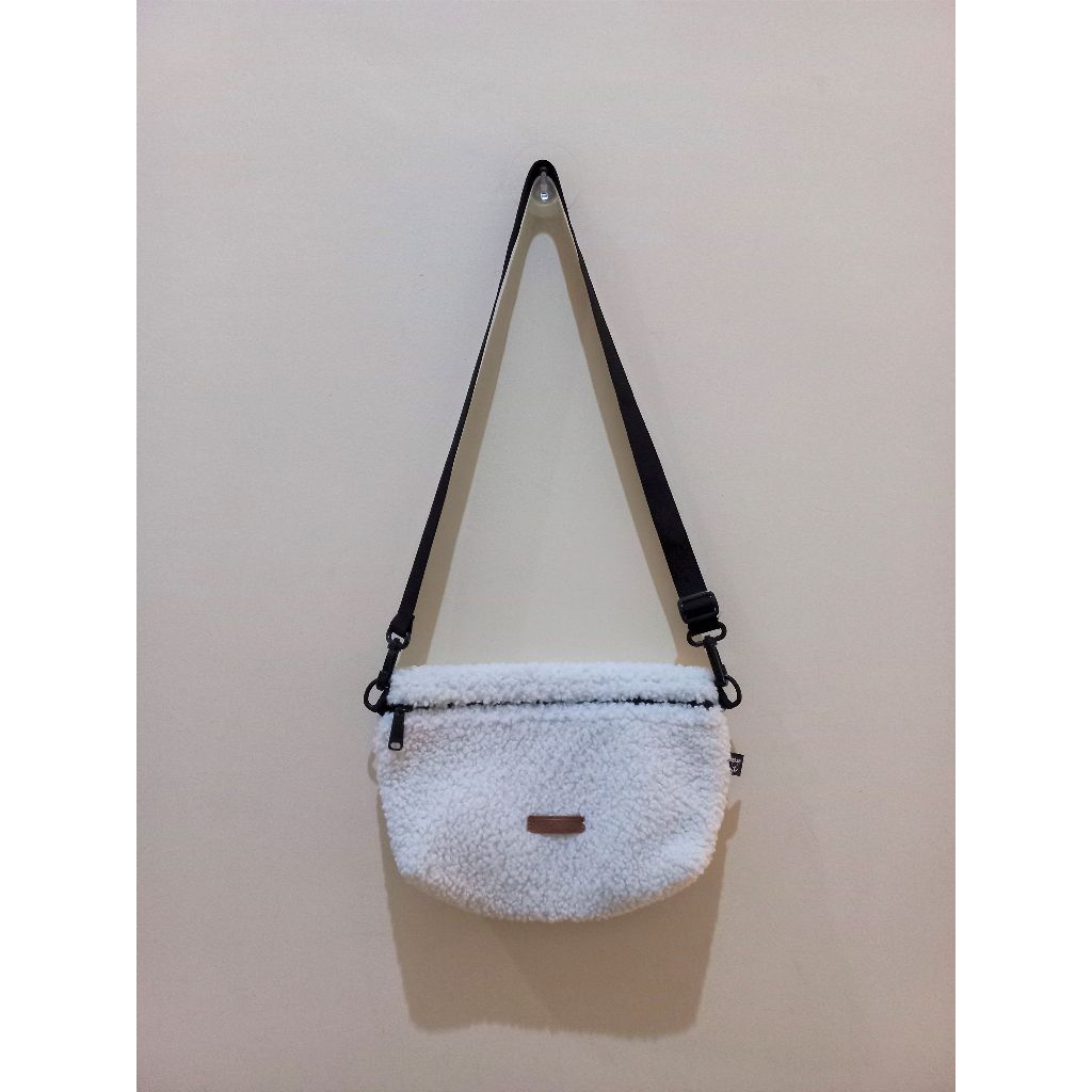 Tas Selempang Bulu Putih Mollig Korea