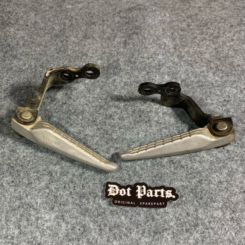 Footstep Belakang LEXI 125 Original Copotan Yamaha LEXI 125