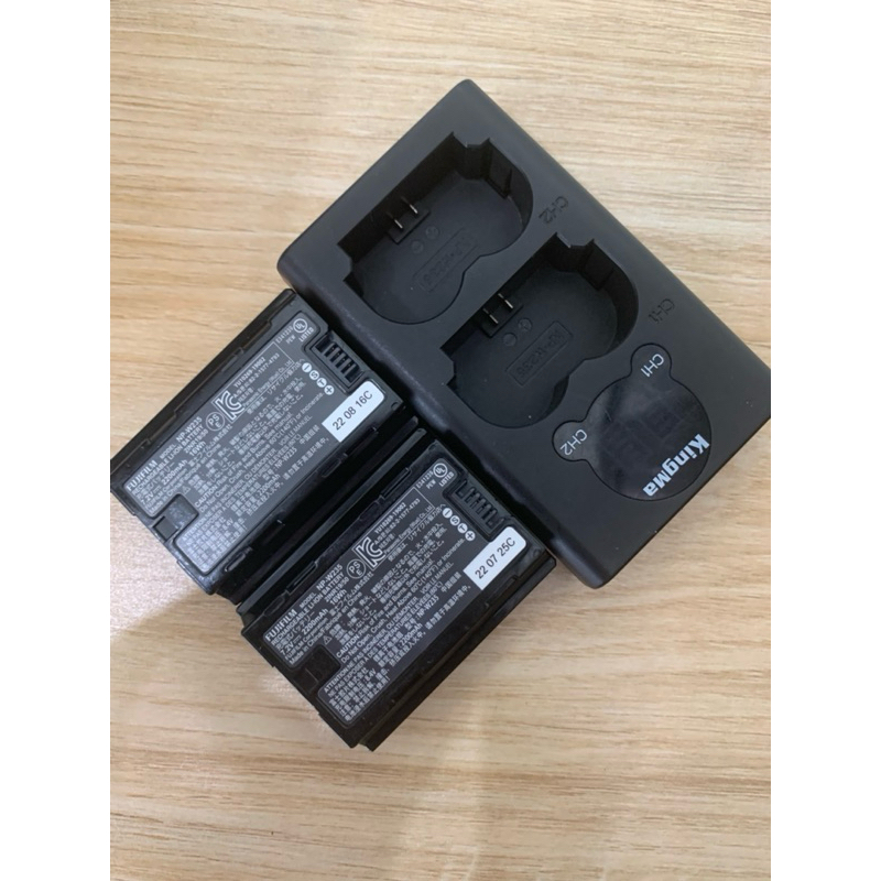 2 Baterai Original FUJIFILM XT5 + 1 Charger Kingma (Second)