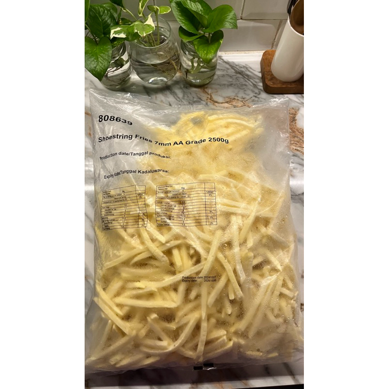 

Kentang goreng french fries frozen ukuran 2,5kg Avico shoestring dan straight cut