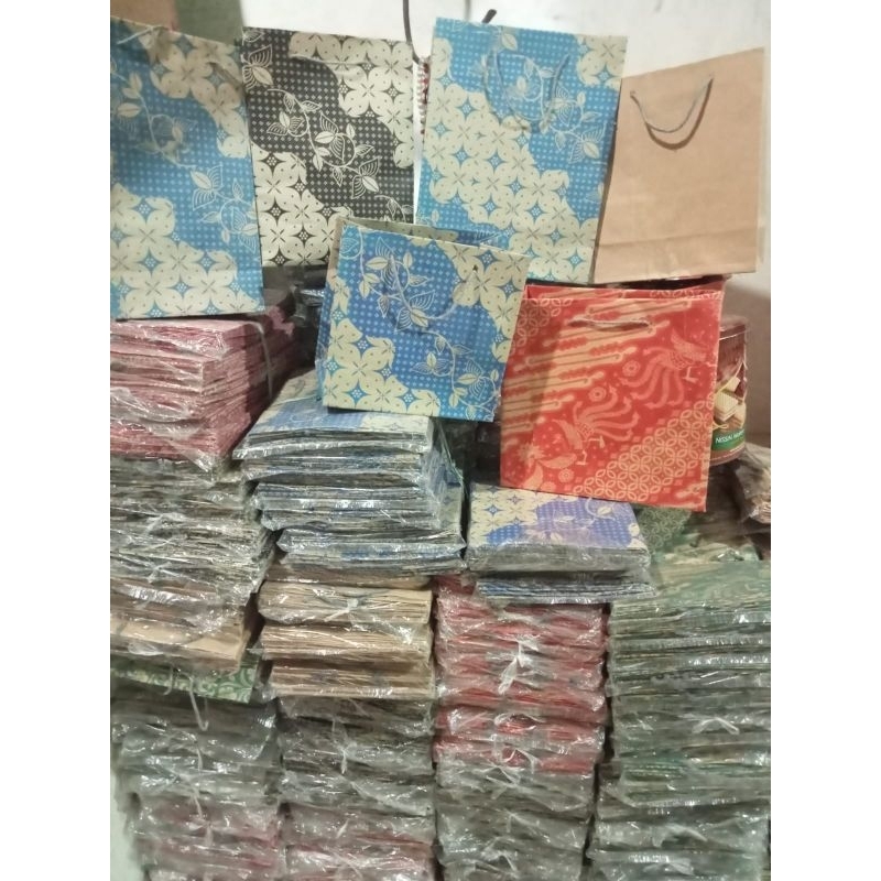 

Paperbag R-3 Donat batik ukuran 16x14x12 Harga per pcs