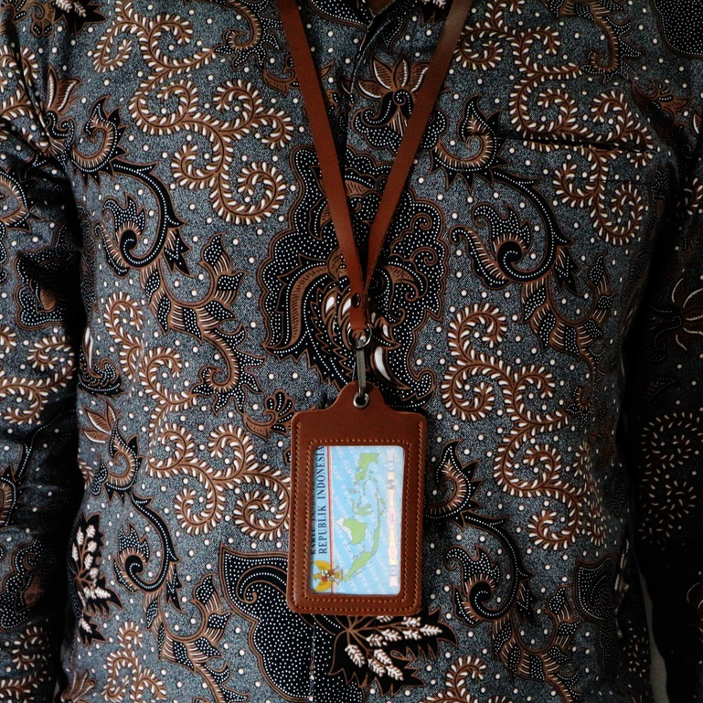 

Lanyard Mika ID Card Holder Mika Name Tag Kulit Bolak Balik ID Card transparans
