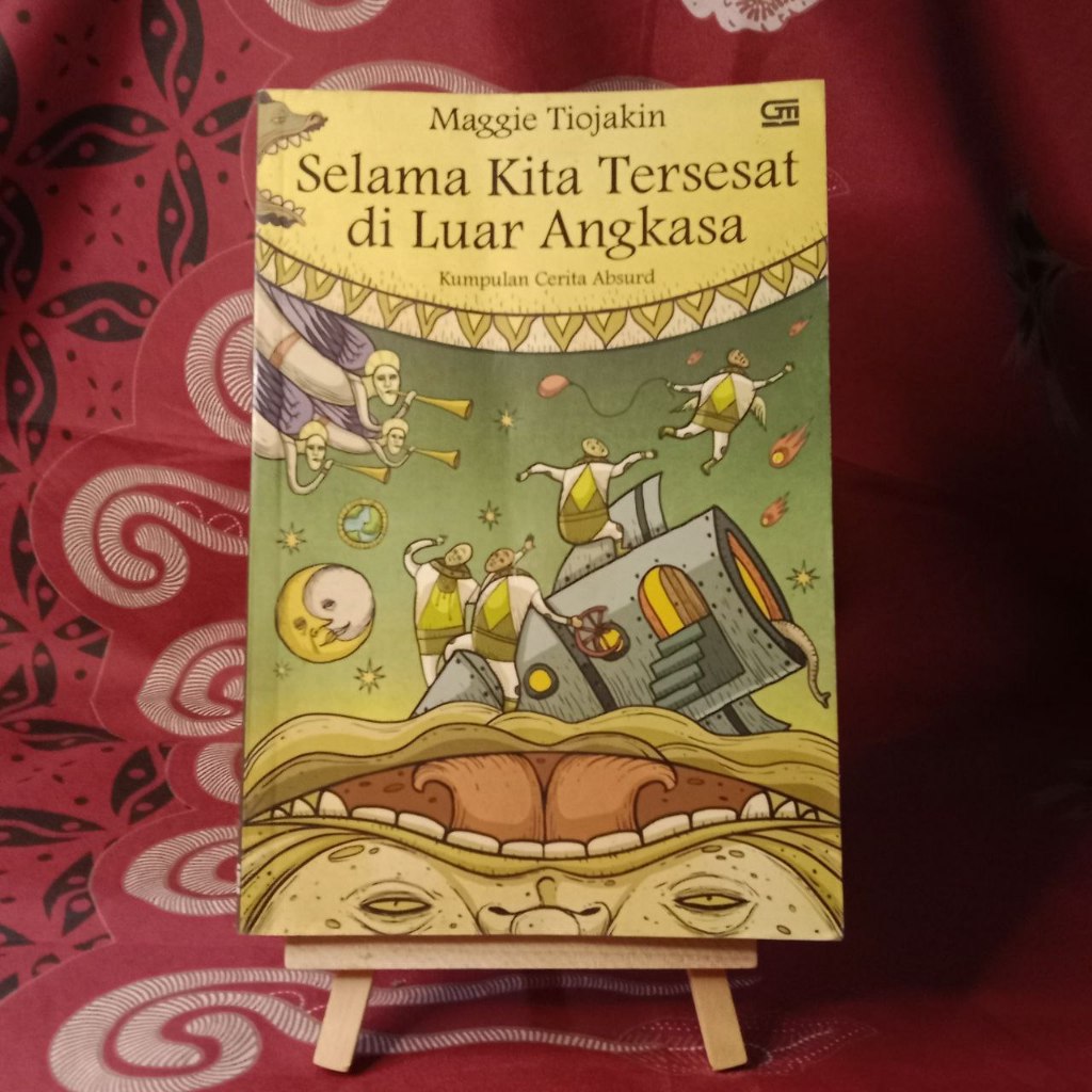 Jual Buku Selama Kita Tersesat di Luar Angkasa Novel