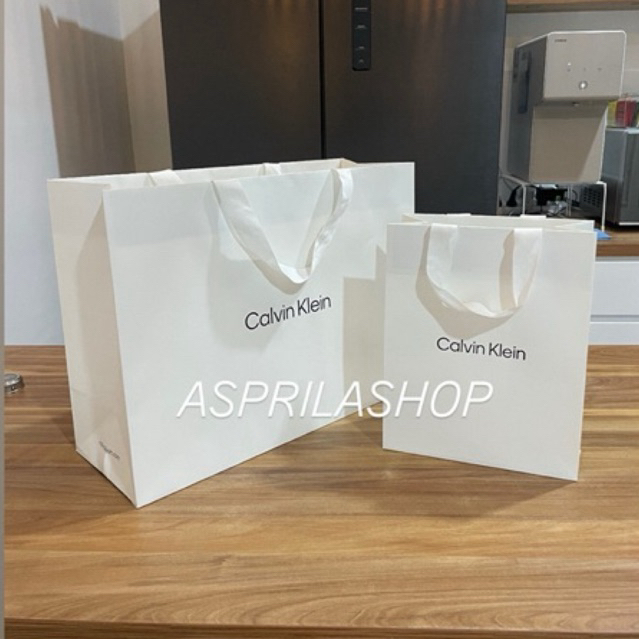 

PAPER BAG CALVIN KLEIN ORIGINAL ASLI PAPERBAG CALVIN KLEIN ASLI ORIGINAL UKURAN KECIL DAN BESAR